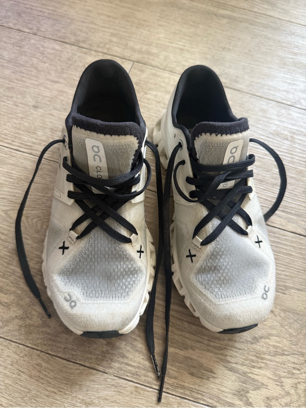 ON women’s Cloud X 3 running shoes white/ black. Size 6